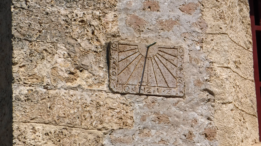 A sun dial on the wall of Catedral de Santa Catalina de Alejandría - taken at 11:15