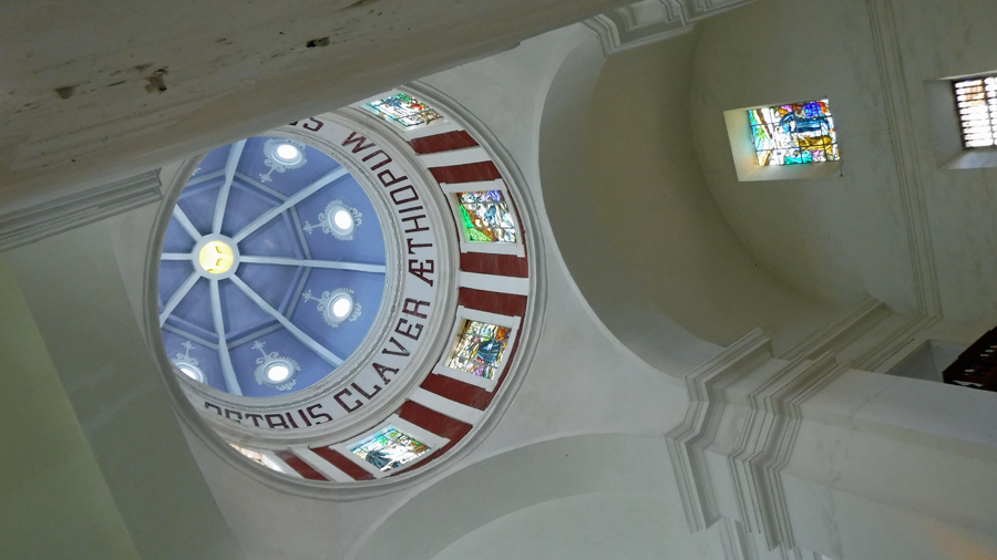 Looking up inside the dome - Iglesia de San Pedro Claver